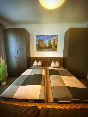 duas camas sentadas num quarto com em Suite an der Lutherkirche em Erfurt