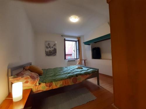 mała sypialnia z łóżkiem i oknem w obiekcie Apartment Zdenac Lux w Rovinj