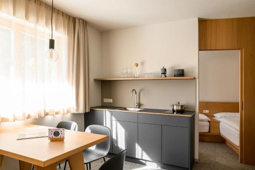 Calva B&B Apartments tesisinde mutfak veya mini mutfak