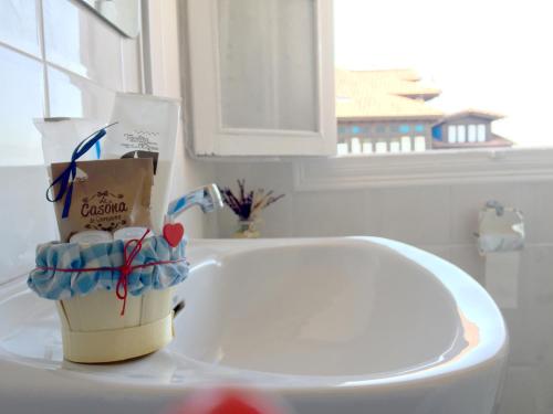 SobrepiedraにあるLa Casina de La Casonaの洗面台の横に紙コップが付いたバスルームシンク