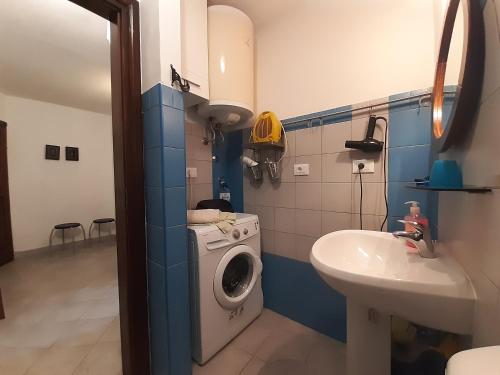 W łazience znajduje się pralka i umywalka. w obiekcie Apartment Zdenac Lux w Rovinj