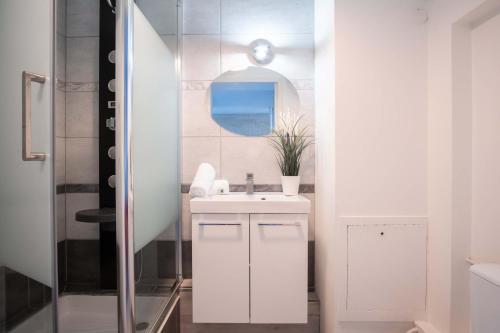 Ένα μπάνιο στο Appartement Cocooning à Cabourg - Les locations de Proust
