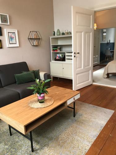 a living room with a couch and a coffee table at Ferienwohnung Schönwälder in Buxtehude