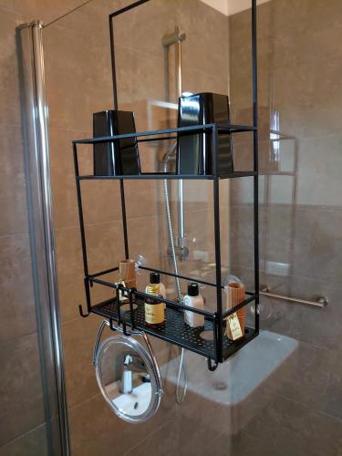 a shelf in a shower with toiletries on it at B&B ZusenZomer in Oostwoud