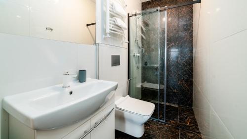 Kúpeľňa v ubytovaní Apartamenty EverySky - Wyspiańskiego 4