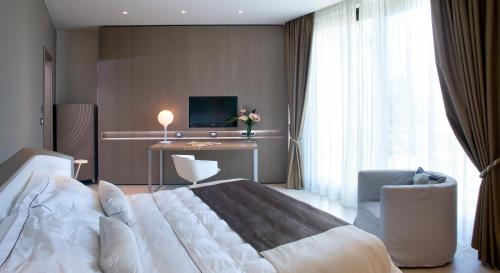 Katil atau katil-katil dalam bilik di Isola di Albarella Golf Hotel
