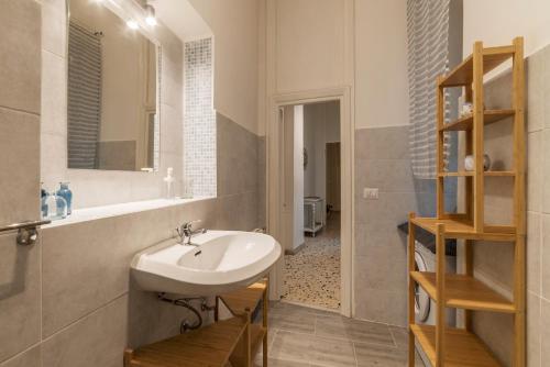 łazienka z umywalką i lustrem w obiekcie Ad un passo da Villa Borghese Apartment w Rzymie