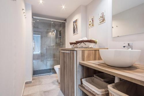 y baño con lavabo blanco y ducha. en Acogedor Apartamento Baqueira 1500 en Baqueira-Beret