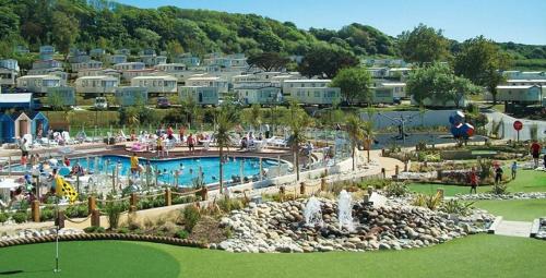 un complejo con piscina y parque acuático en Caravan Littlesea en Weymouth