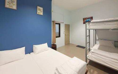 Tempat tidur susun dalam kamar di We Hostel Khaolak