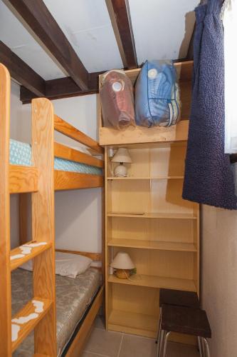 une chambre avec deux lits superposés dans l'établissement PROMO Maisonnette donnant sur la Pinède, à Lacanau-Océan