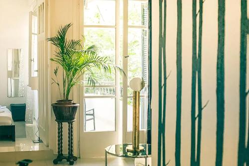 アテネにあるAthens Green Apartmentsの窓のある部屋