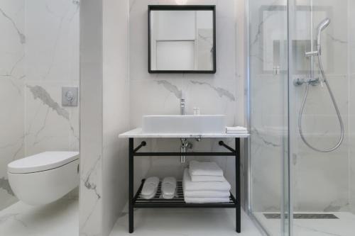 Ванная комната в Bumblebee Luxury Apartments