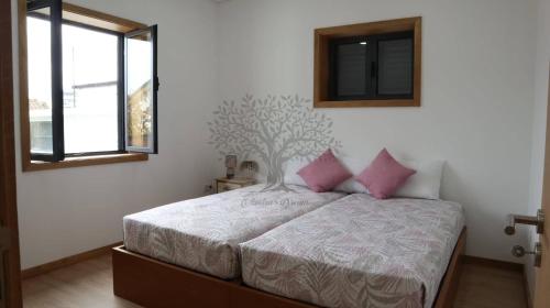 - une chambre avec un lit et des oreillers roses dans l'établissement Oliveira's Dream - Stay Good, Feel Good, à Maia