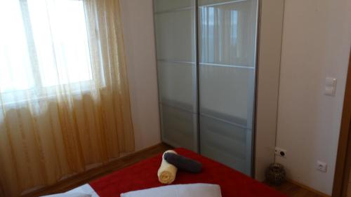 sypialnia z łóżkiem z pluszowym misiem w obiekcie Apartmani Villa Marija w Omišu