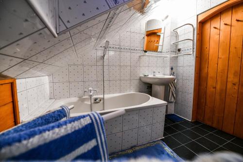 a bathroom with a bath tub and a sink at Apartament Klara in Zakopane