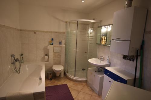 Ванна кімната в ABT Private Apartments Hannover Exhibition Ground (room agency)
