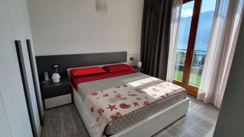 赫拉弗多纳Apartment Panorama的一间卧室，有一张带红色枕头的床和一扇窗户
