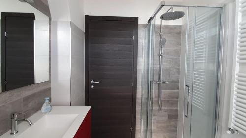 赫拉弗多纳Apartment Panorama的带淋浴和水槽的浴室以及玻璃门。