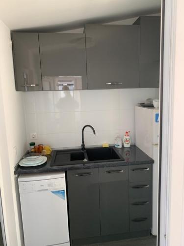 Dapur atau dapur kecil di Lilia 5 Self-Check in apartment