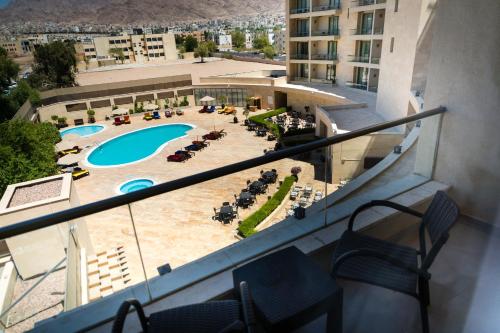 Oryx Hotel Aqaba veya yakınında bir havuz manzarası