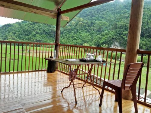 Balkón nebo terasa v ubytování Tran Xuan Homestay