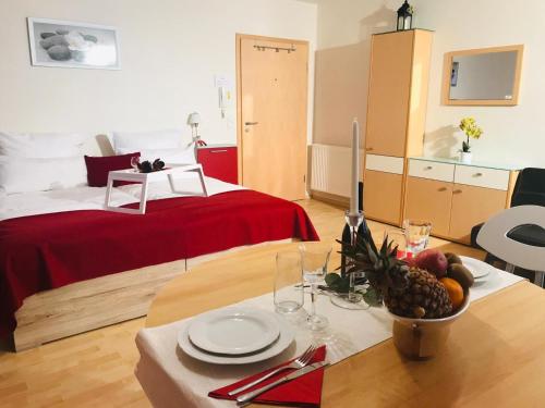 una habitación de hotel con una mesa con un bol de fruta en Apartment, en Hügelsheim