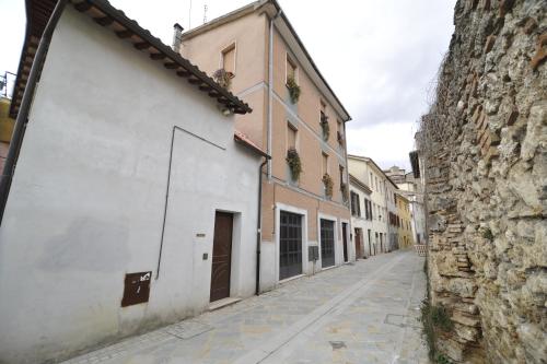 eine leere Straße in einer Stadt mit Gebäuden in der Unterkunft B&B "La Camelia" in Rieti