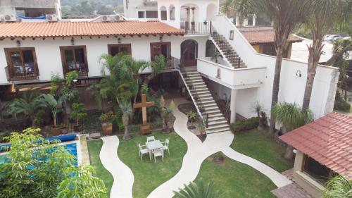 an aerial view of a house with a courtyard at Hotel Concierge Flor y Canto in Tepoztlán