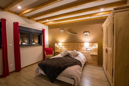 Un pat sau paturi într-o cameră la Gite Le chataignier