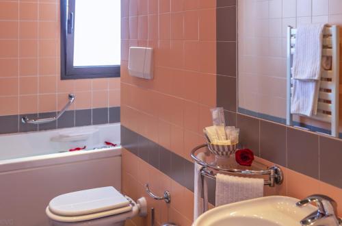 łazienka z toaletą i umywalką w obiekcie Hotel Nettunia w Rimini