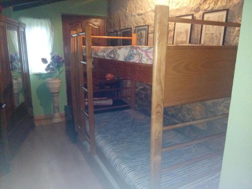 a couple of bunk beds in a room at Casa de campo in Lovelhe