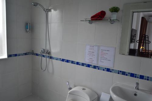 Bilik mandi di Askara Guest House & Hostel