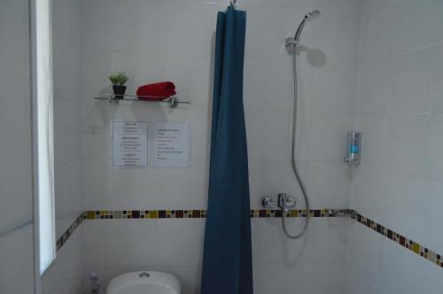 Bilik mandi di Askara Guest House & Hostel
