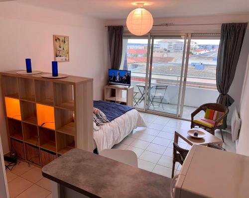 - une chambre avec un lit et une chambre avec un balcon dans l'établissement OntheRise Studio & terrasse vue mer - Palavas Centre, à Palavas-les-Flots