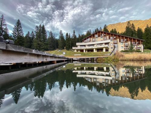 サン・ベルナルディーノにあるHotel Ristorante LIDOの水上橋上の建物