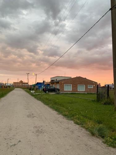 Východ nebo západ slunce při pohledu z prázdninového domu nebo okolí