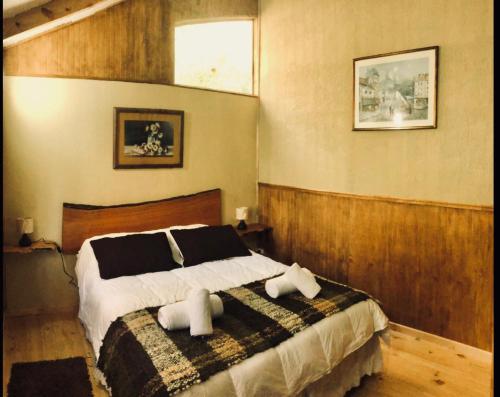 Giường trong phòng chung tại Cabañas Nutrias Patagonicas
