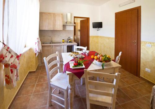 a kitchen and dining room with a table and chairs at Casale la Rovere in Montalto di Castro