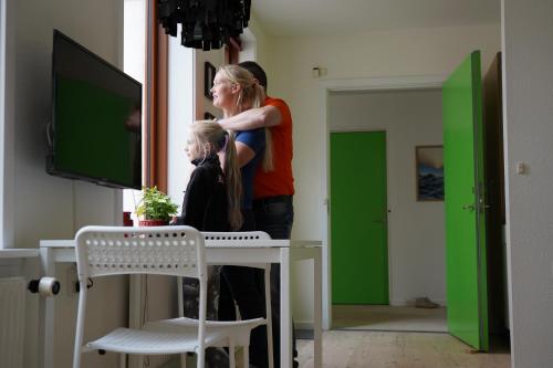 a woman standing next to a child in a room at Feriehus Thy - I hjertet af Thy in Thisted