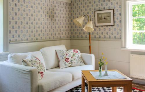 - un salon avec un canapé blanc et une table dans l'établissement Gorgeous Home In Gamleby With House A Panoramic View, à Gamleby