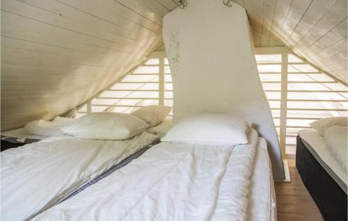 un par de camas en una habitación con ventanas en Gorgeous Home In Gamleby With House A Panoramic View, en Gamleby
