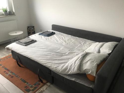 uma cama com dois livros num quarto em Apartament Malta Supreme em Poznań