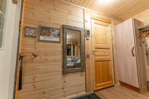 Ein Badezimmer in der Unterkunft Ylläksen Yöpuu