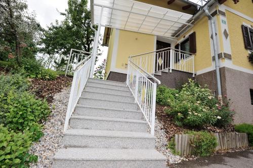 un escalier menant à une maison dans l'établissement Frühstückspension-Appartement Liebmann, à Schamberg