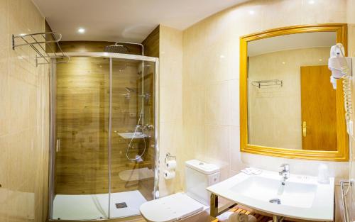 a bathroom with a tub, toilet, sink and shower at Hotel Les Neus in Pas de la Casa