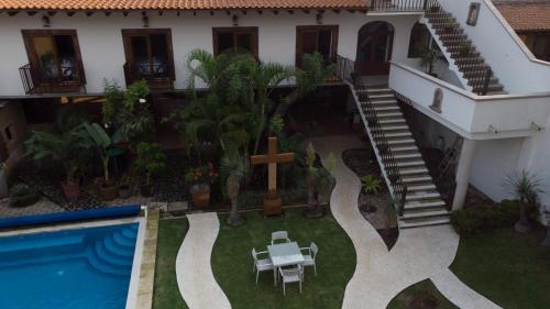 an aerial view of a house with a swimming pool at Hotel Concierge Flor y Canto in Tepoztlán