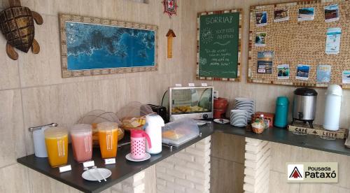 een toonbank in een restaurant met drankjes erop bij Pousada Pataxó in Ubatuba