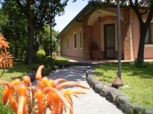 Un jardín fuera de Poggiofelice B&B