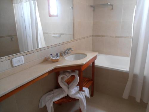 Ett badrum på El Cortijo Apart - Hotel